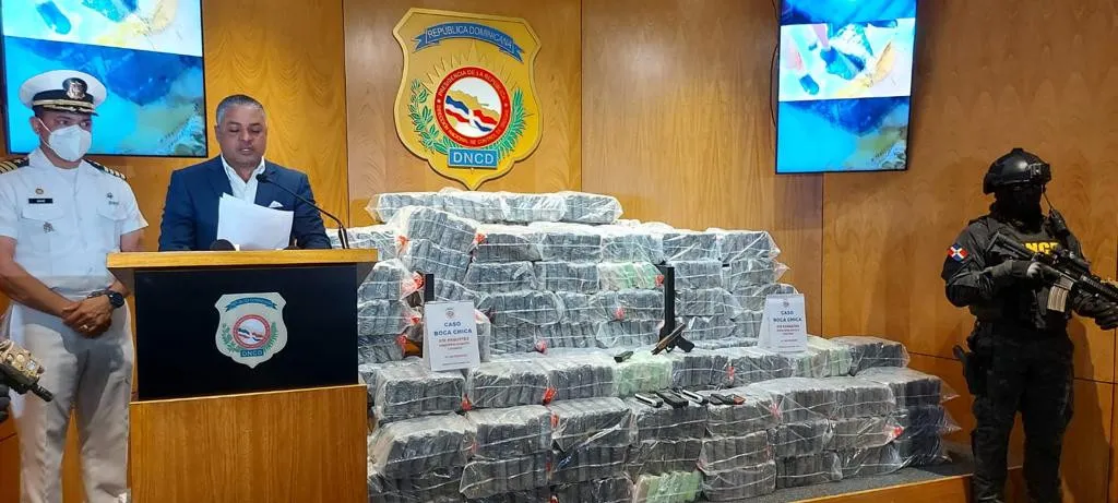 Incautan 850 paquetes de lo que se presume es cocaína en Boca Chica