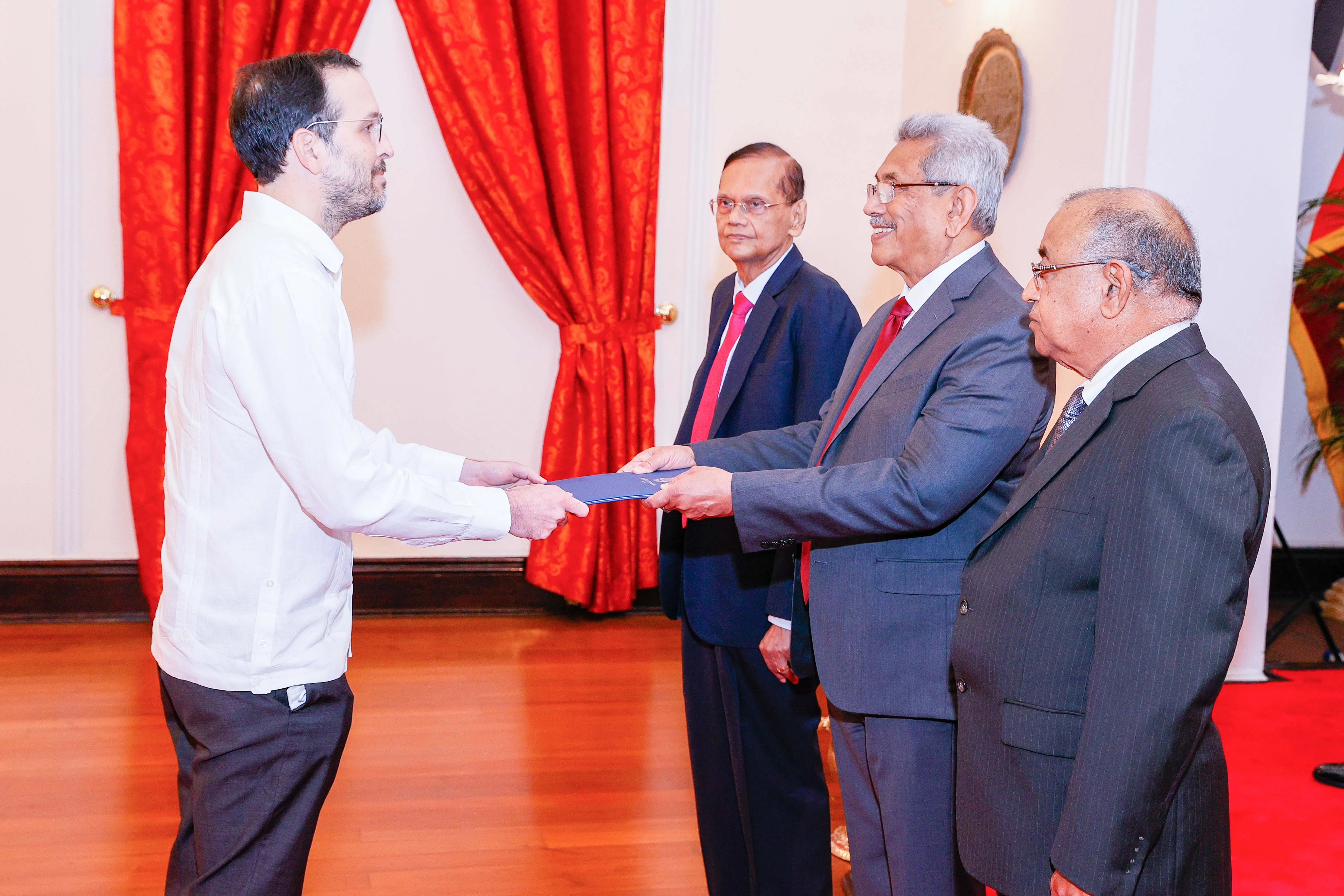 Embajador de RD en la India presenta sus credenciales al presidente de Sri Lanka