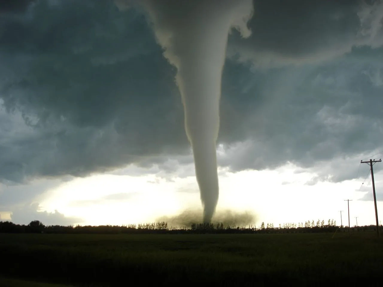 Al menos cinco muertos y 83 heridos por un tornado en el este de China