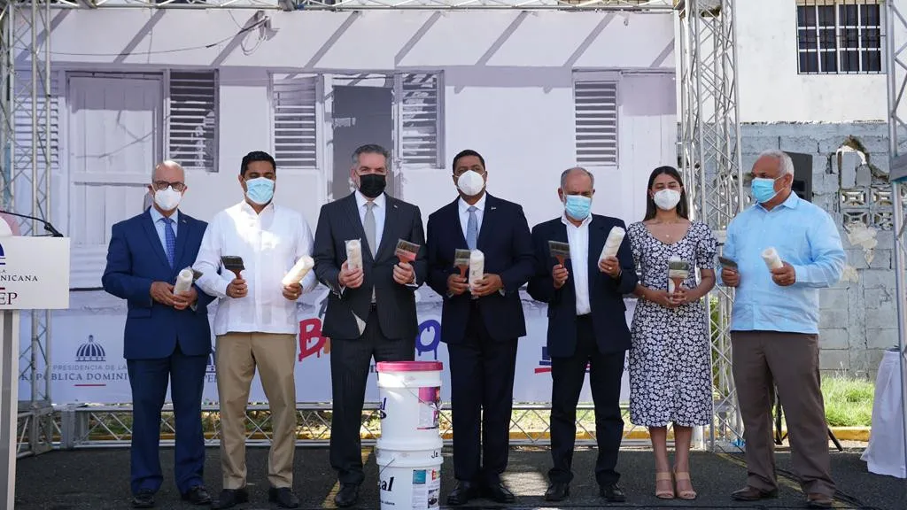 En el programa “Pinta tu Barrio”, gobierno entrega 40 mil galones de pintura a municipalidad