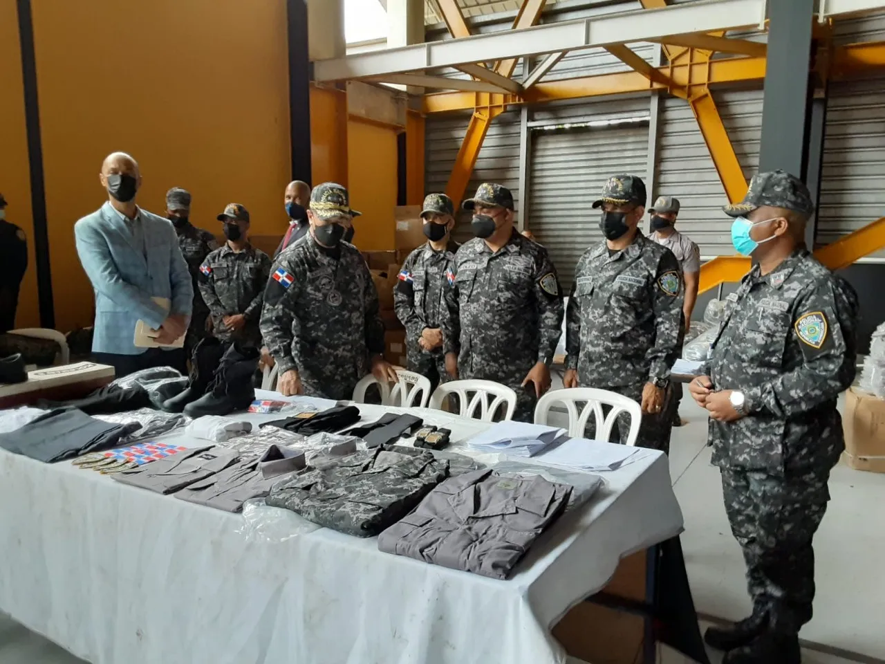 Entrega uniformes al personal policial de la Santo Domingo Oriental