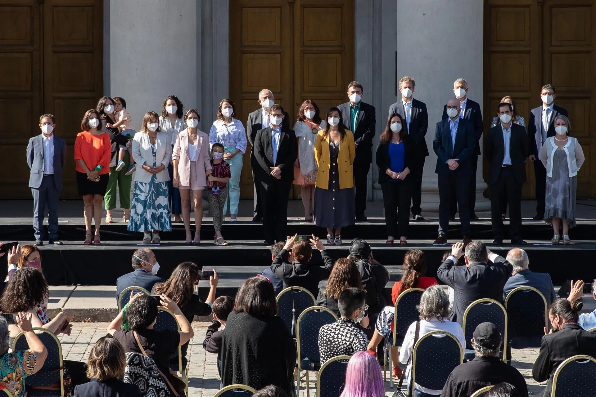 Boric anuncia 14 ministras, entre ellas comunistas y una nieta de Allende