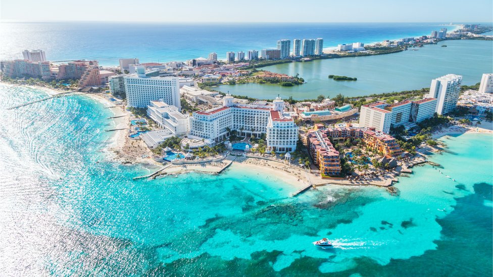 Los influencers que hicieron una fiesta en un avión a Cancún y ahora enfrentan una investigación en Canadá