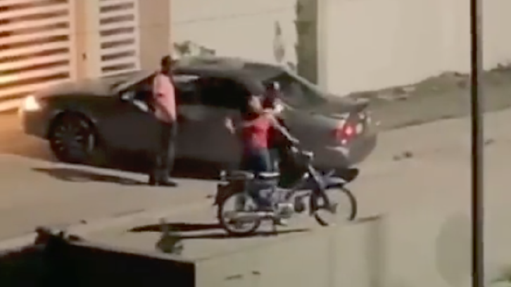 Otro abusador en Baní: hombre golpea a mujer e intenta subirla a una motocicleta a la fuerza