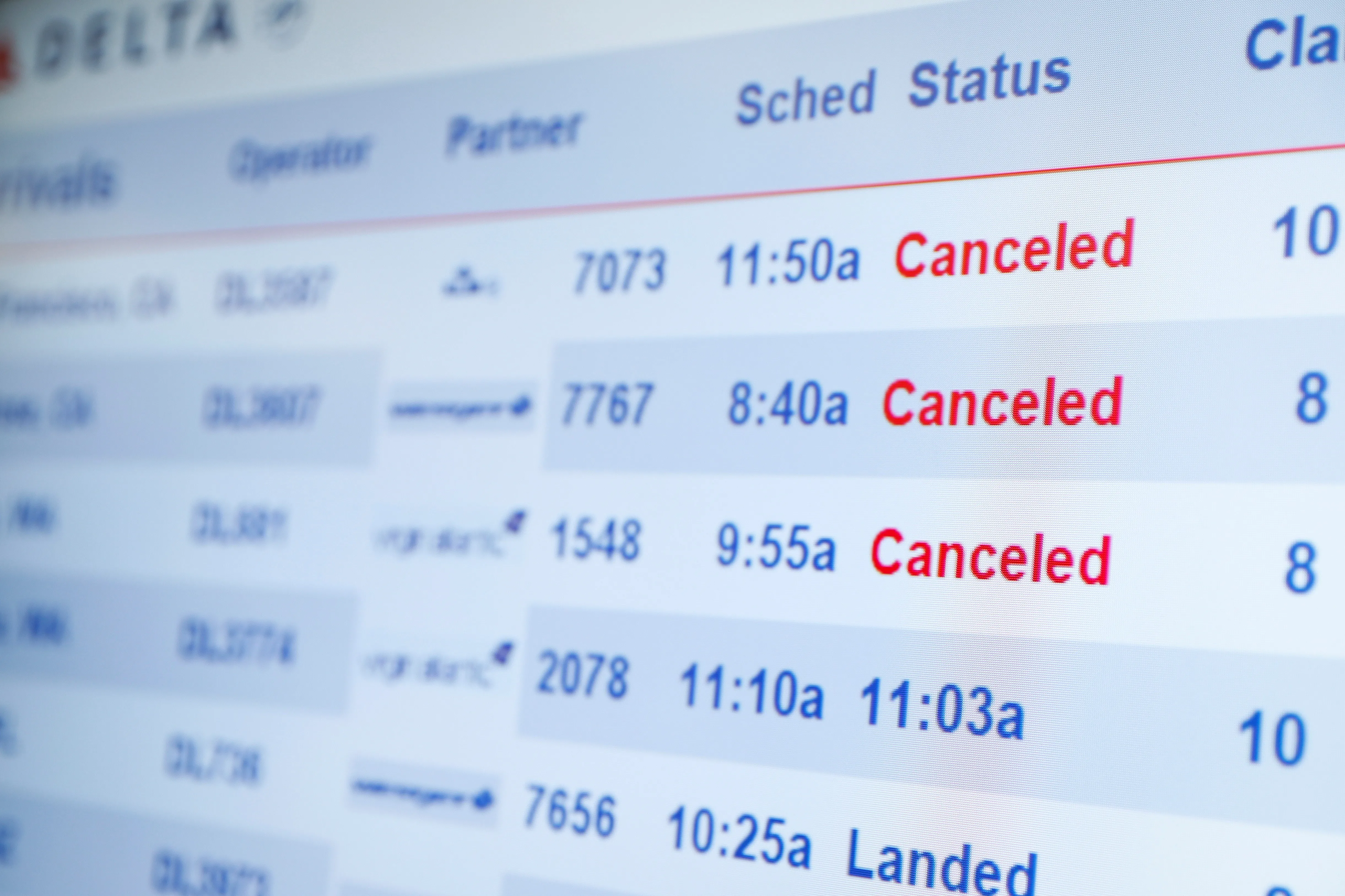 COVID-19 y nieve obligan a EEUU a cancelar más de 5 mil vuelos