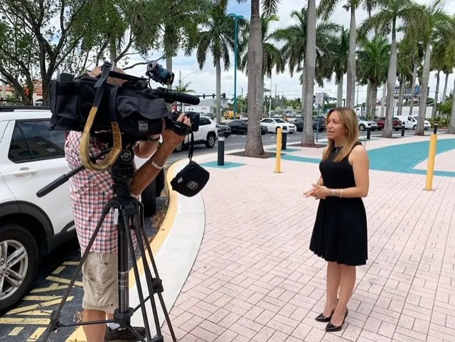 Claudine Caro: De operadora de cámaras televisivas a vocera del sheriff en Broward