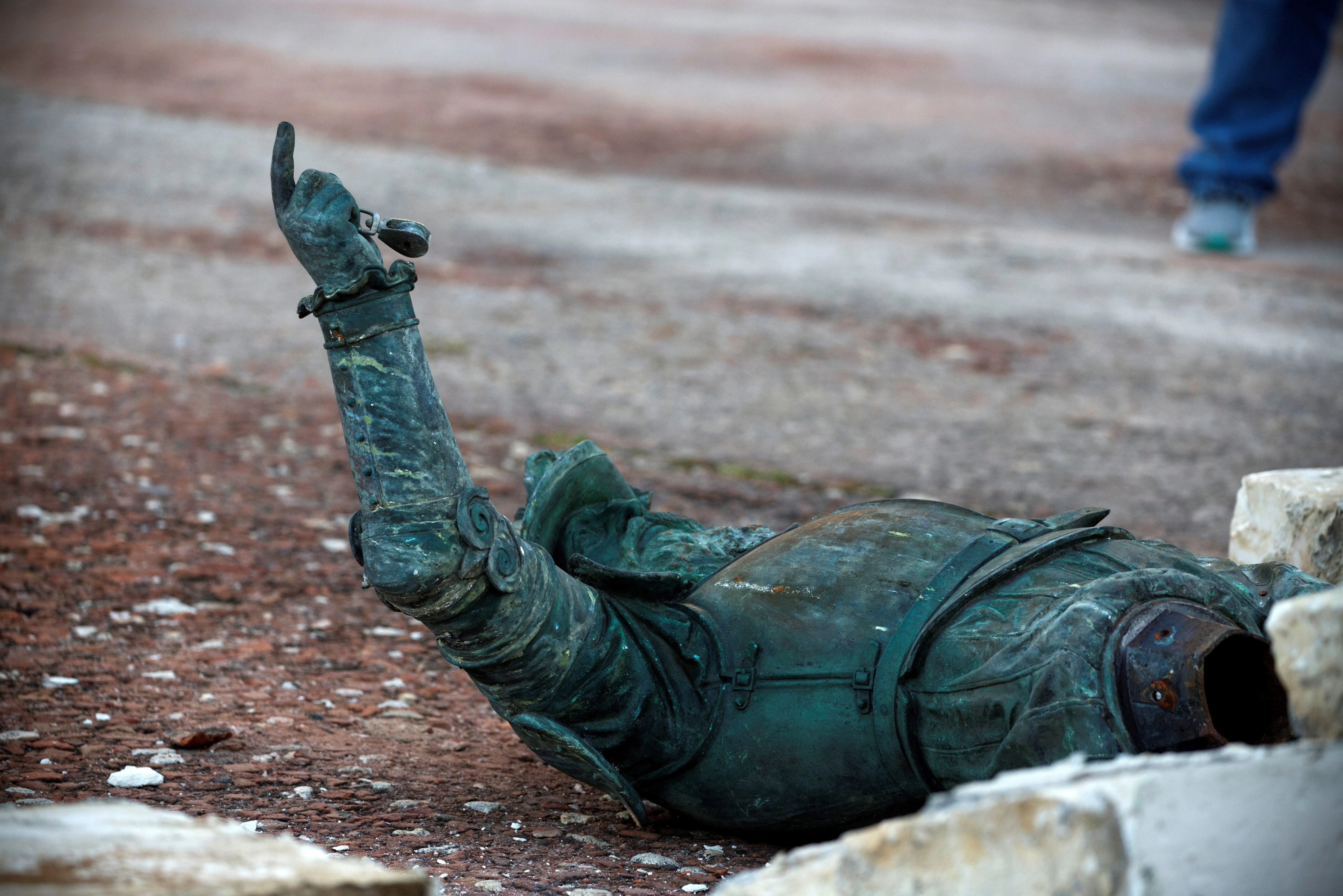 Derriban estatua de Ponce de León el día que llega Felipe VI a Puerto Rico