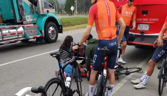 Grave accidente del ciclista campeón Egan Bernal conmociona a Colombia