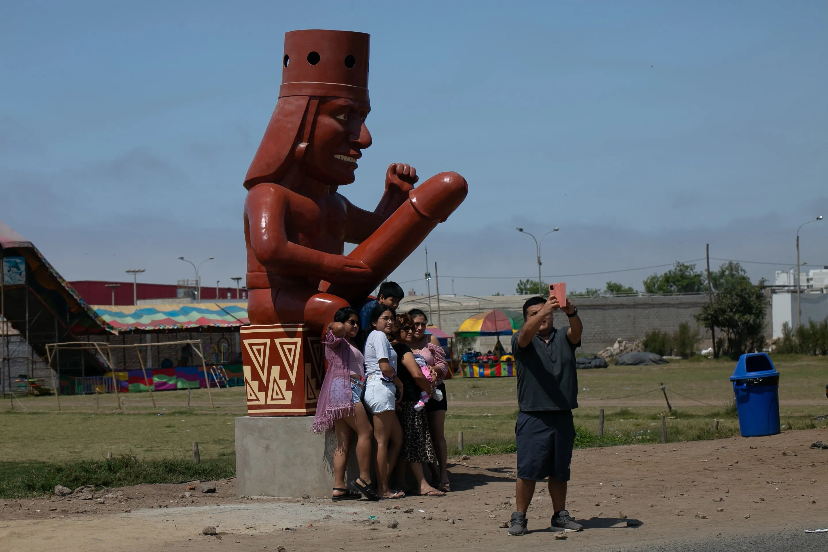 Estatua con un falo de más de un metro es nueva atracción turística de un pueblo