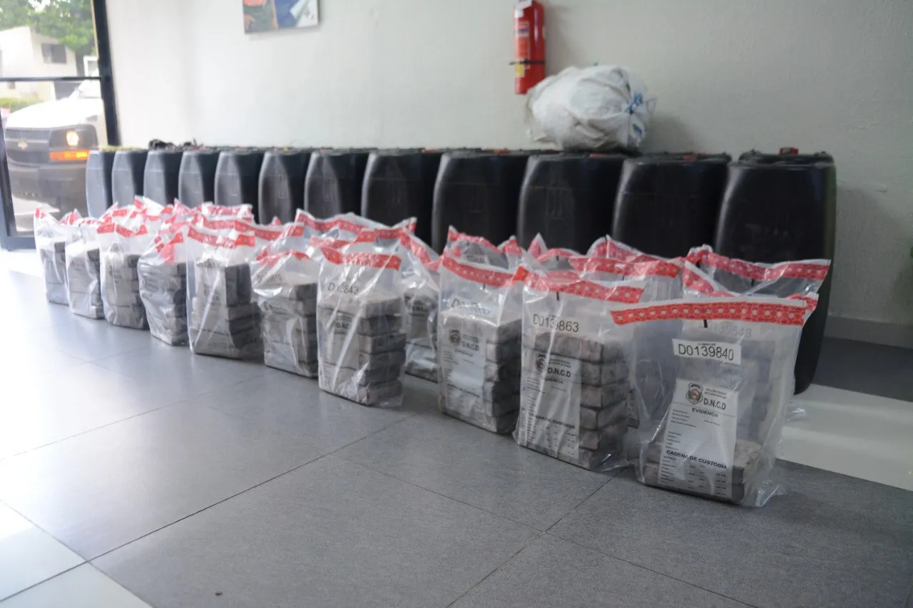 Autoridades confiscan 176 paquetes de cocaína en embarcación