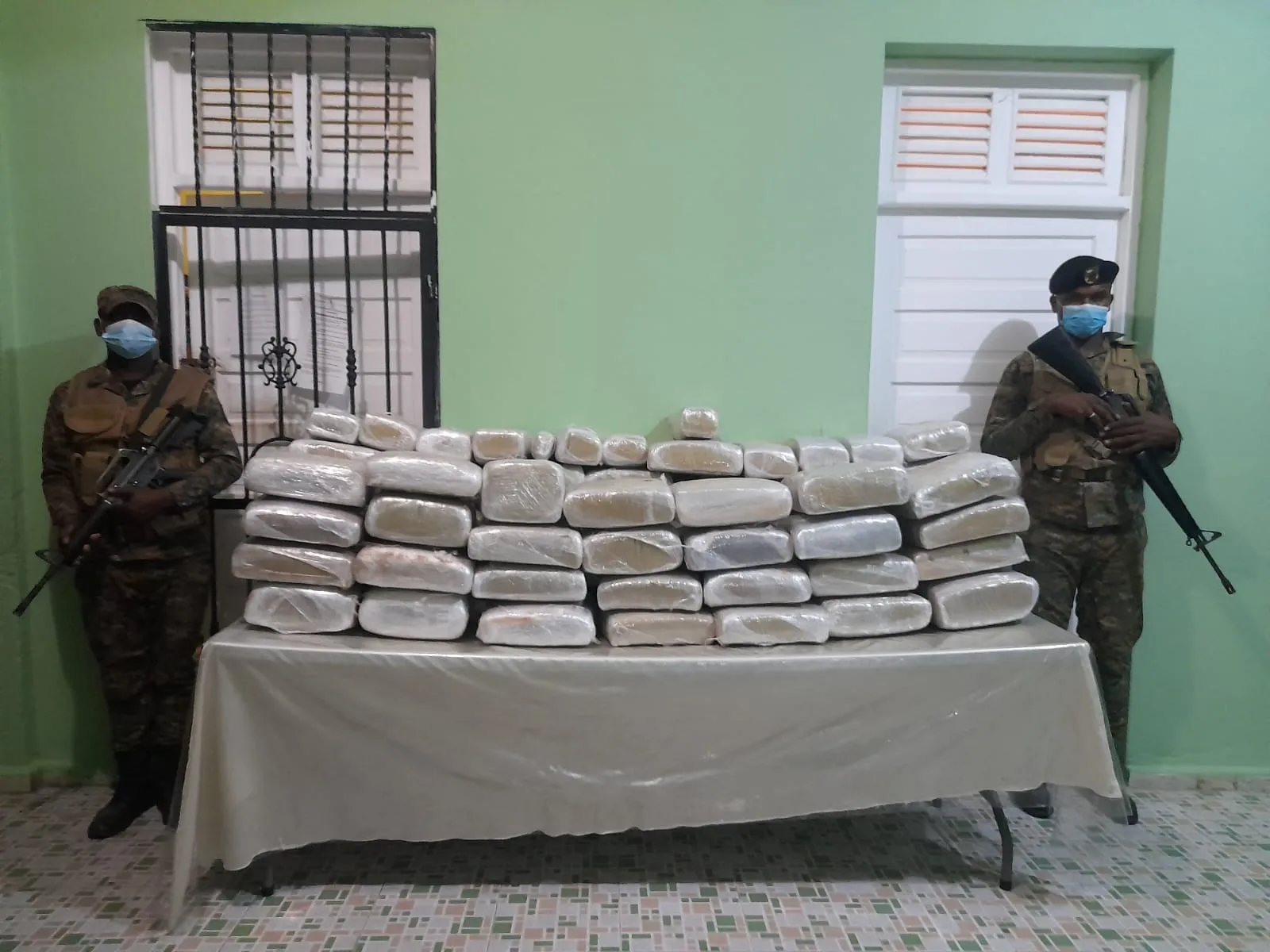 Ejército persigue camioneta y halla presunta marihuana introducida desde Haití