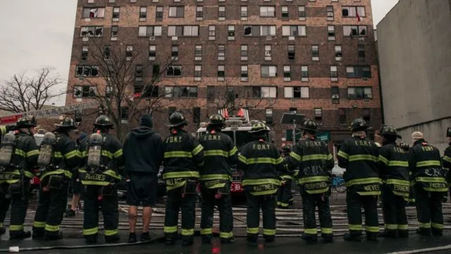 Qué provocó el incendio en El Bronx, el más grave de la historia reciente de NY