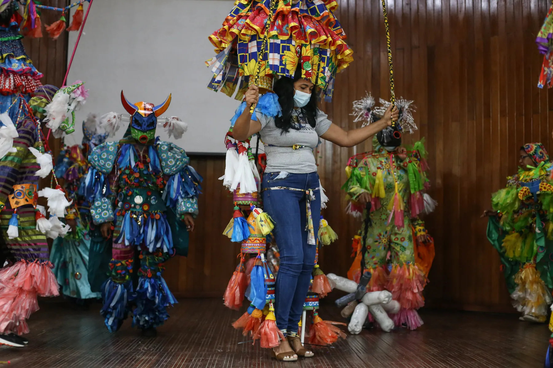 Artistas haitianos y dominicanos crean disfraces de materiales reciclados