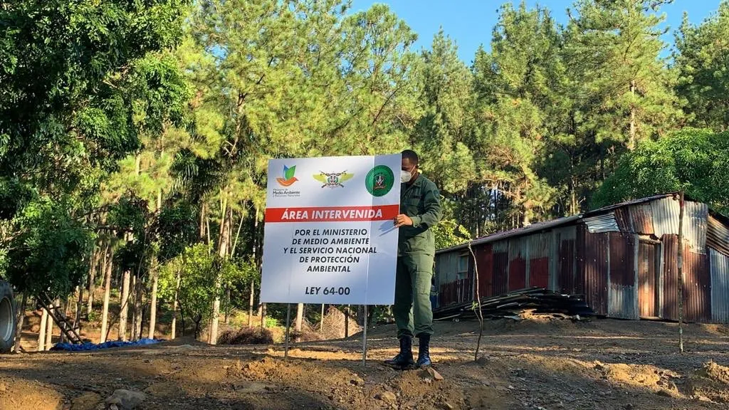 Medio Ambiente desaloja presuntos invasores de terrenos en Villa Altagracia