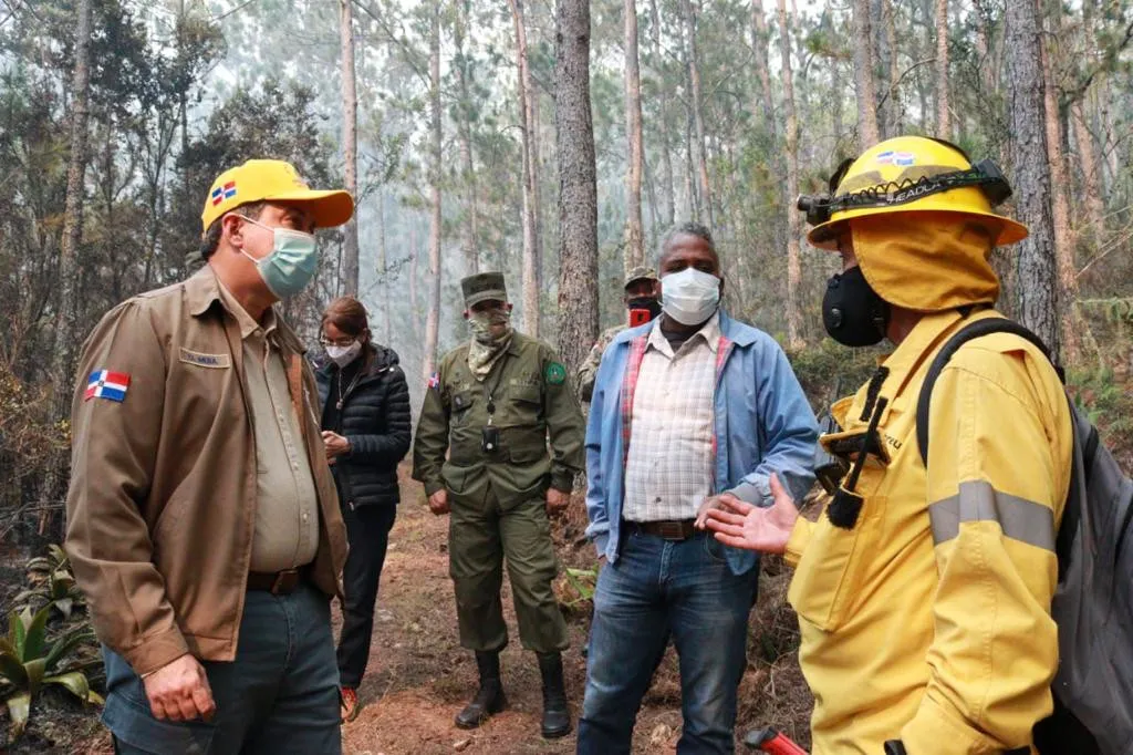 Medio Ambiente informa controla tres fuegos en Sierra de Bahoruco