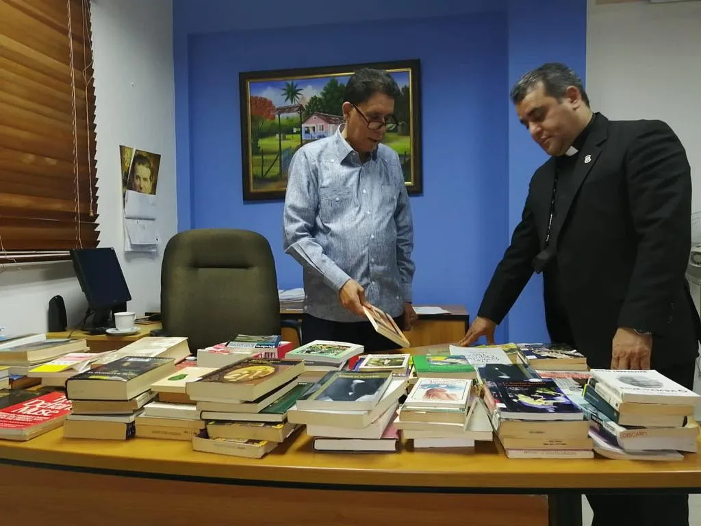 Educadora dona libros a la Universidad Católica Nordestana