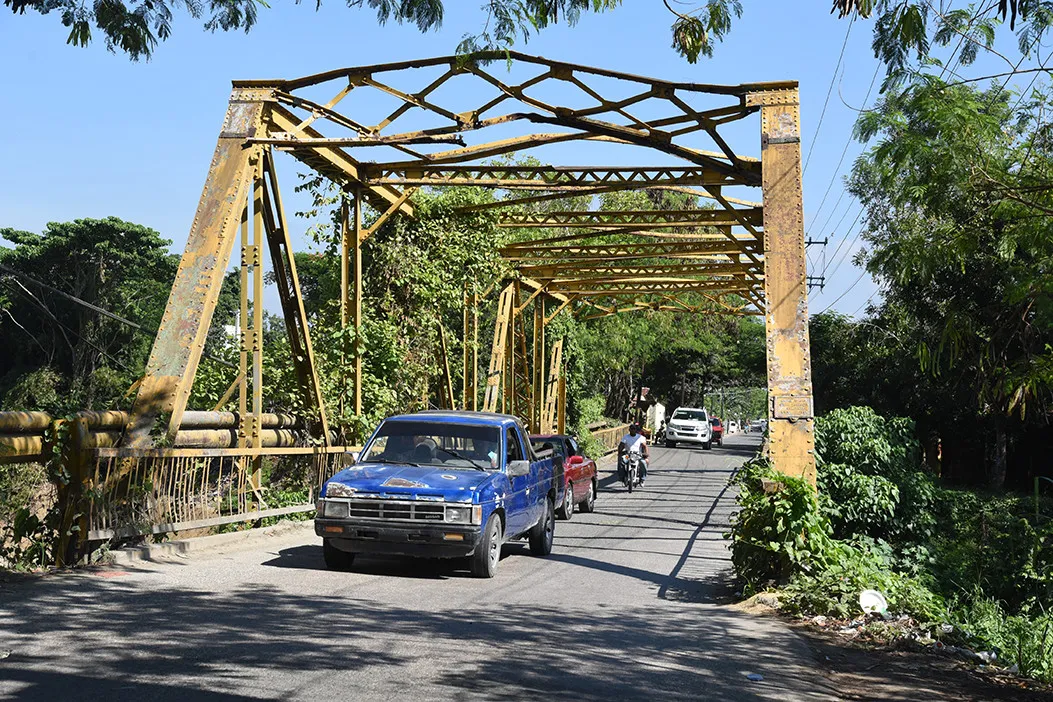 Obras Públicas cierra tránsito de vehículos pesados por el puente Sabaneta sobre río Camú en La Vega