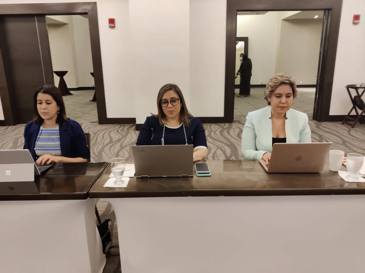 Tres mujeres representan a RD en reunión regional sobre competencia y aviación en Panamá