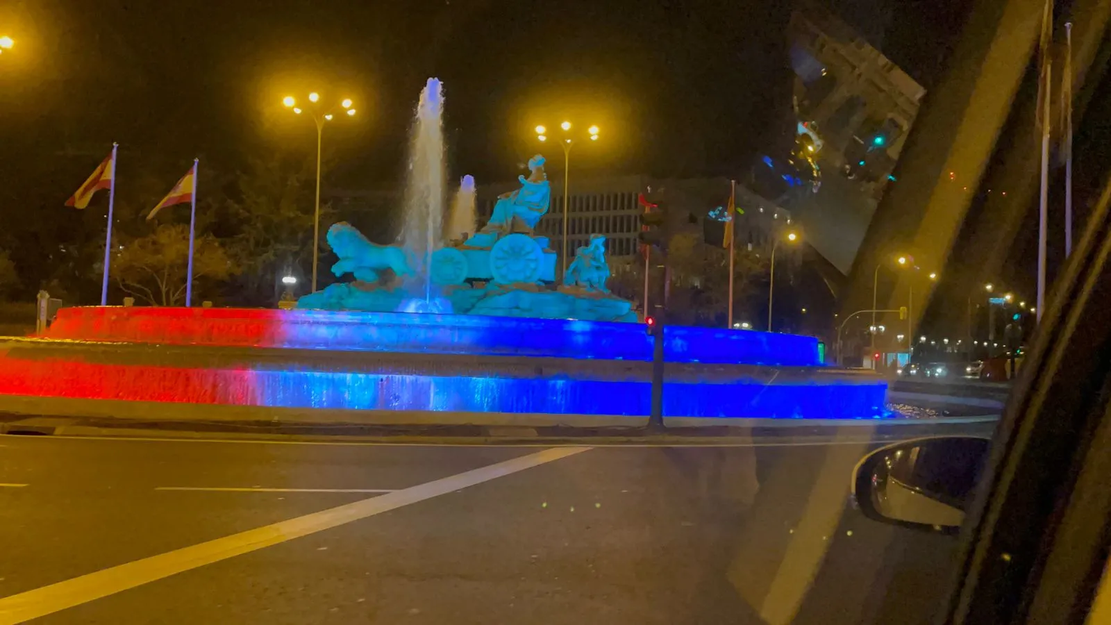 La icónica fuente de Cibeles de Madrid iluminada en honor a RD