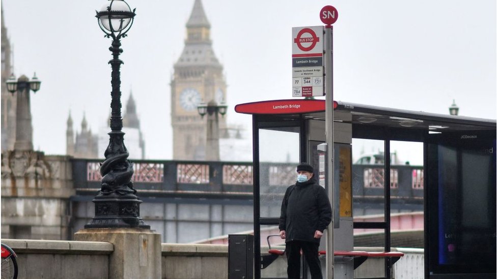 Convivir con la covid: en qué consiste el polémico plan que pone fin a las restricciones de la pandemia en Inglaterra