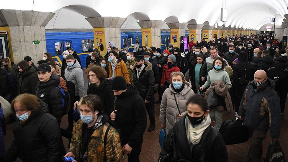 Invasión en Ucrania: los residentes de Kiev buscan refugio tras lel inicio de la operación militar rusa