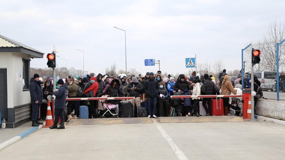 Rusia invade Ucrania: filas de 15 kilómetros y niños que cruzan sin sus padres, así es la situación en la frontera de Ucrania