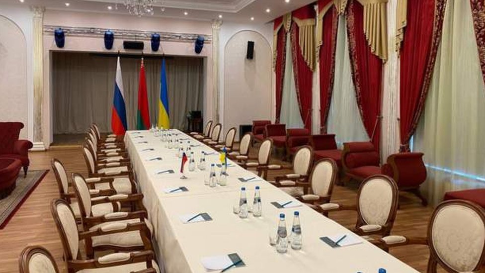 Ucrania y Rusia: Volodymyr Zelensky pide un alto al fuego mientras delegados rusos y ucranianos negocian cerca de la frontera con Bielorrusia
