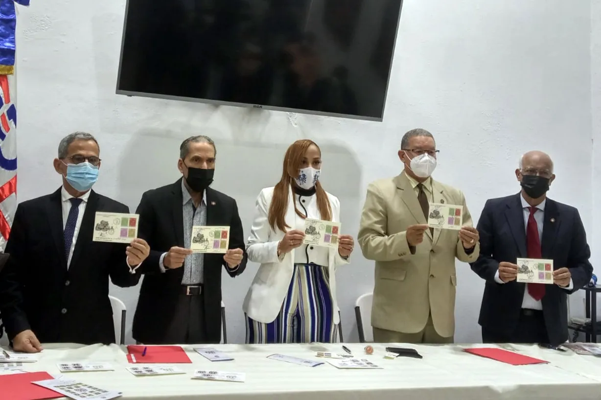 Ponen a circular libro de emisión postal sobre evolución del Escudo Nacional