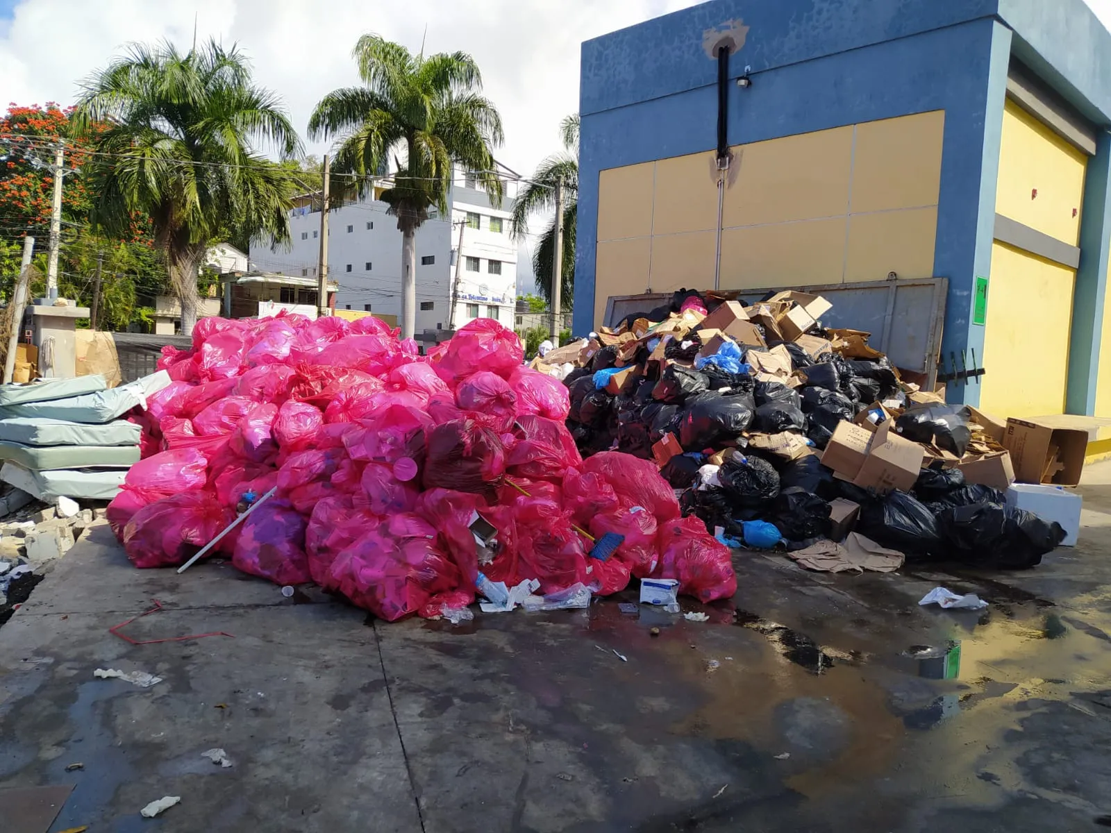 Hospital Cabral y Báez en emergencia por negativa municipal a recoger la basura