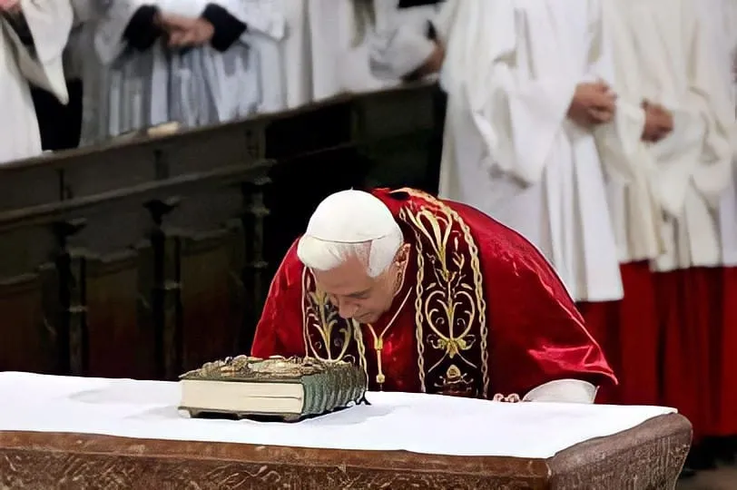 Benedicto XVI pide perdón por los abusos pero niega que los encubriera