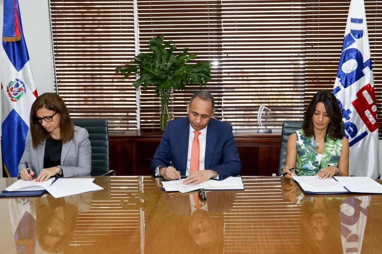 Indotel y Altice Dominicana firman acuerdo para el servicio móvil en 30MHz