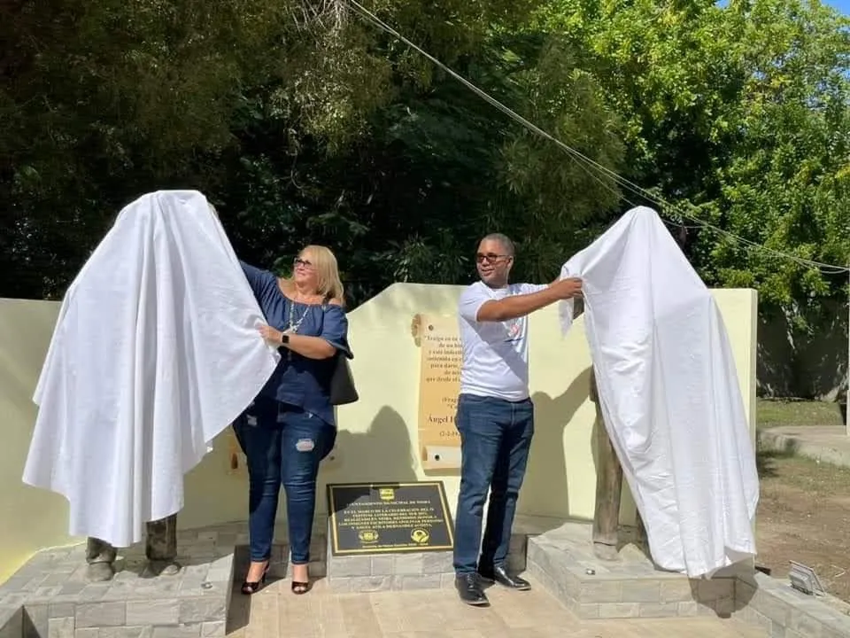 Develan estatuas en honor a Apolinar Perdomo Sosa y Ángel Hernández