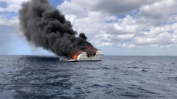 Se incendia barco en Bayahíbe con 12 tripulantes