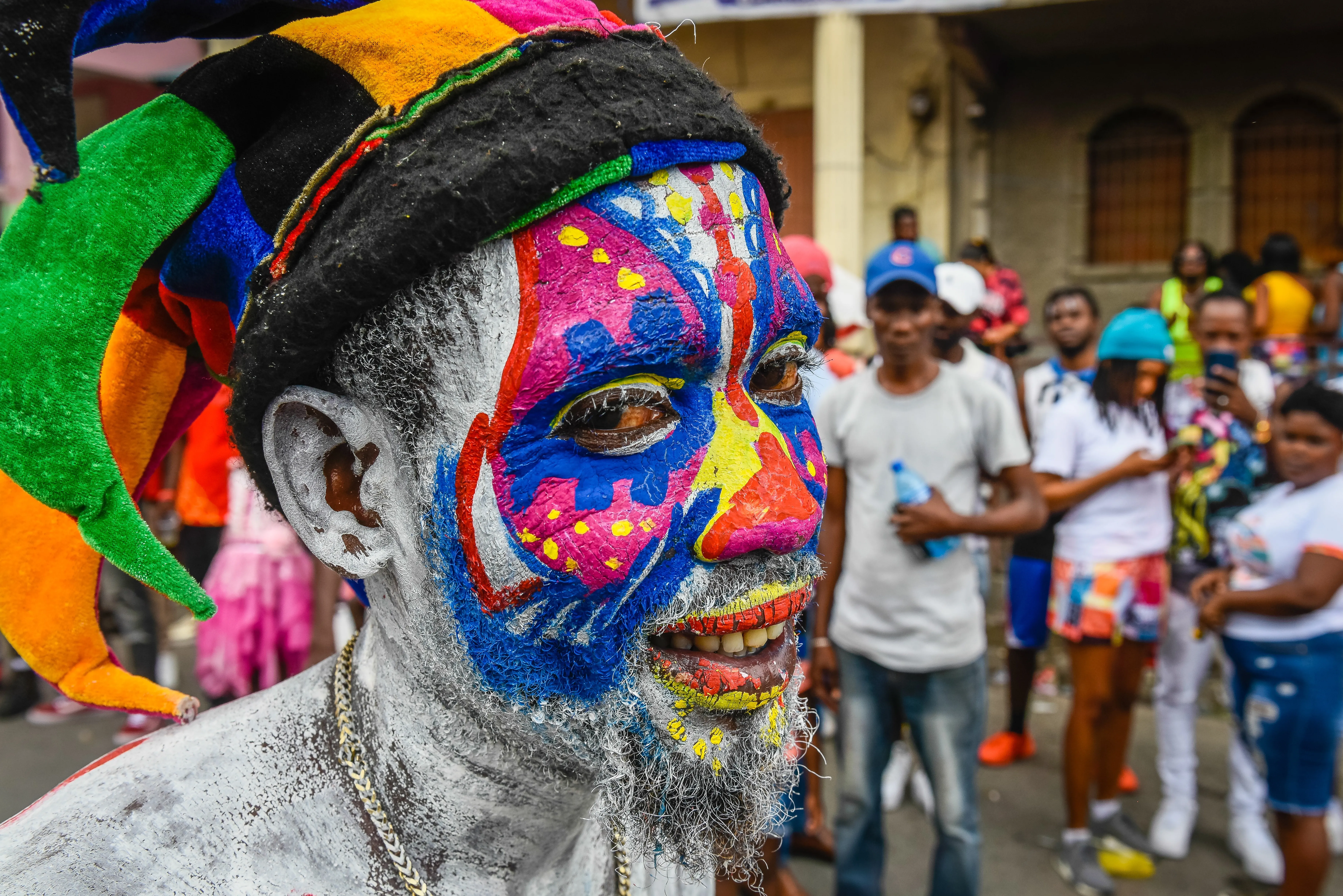 Haitianos bailan en las calles en carnaval pese a crisis