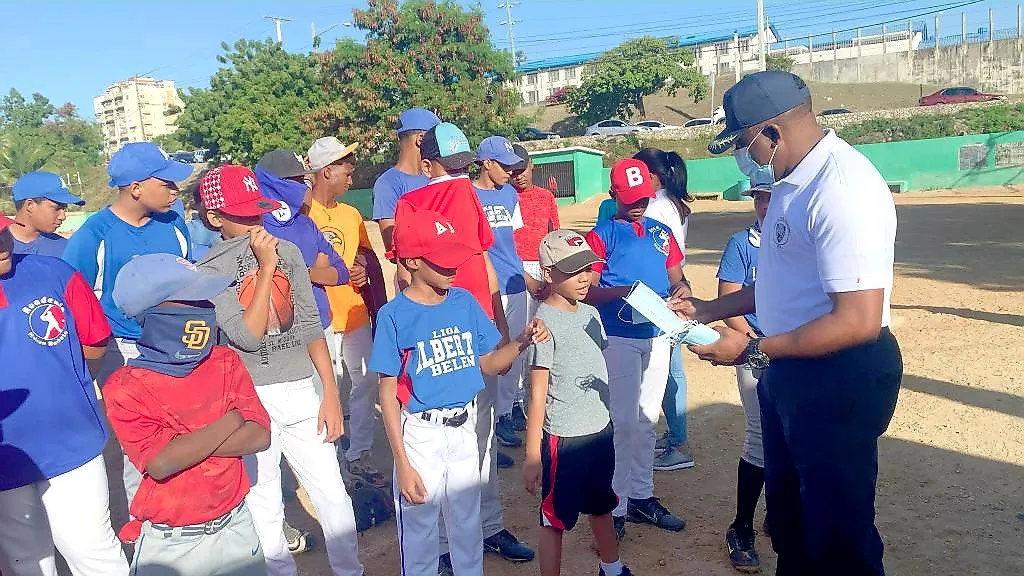 Policía Comunitaria lleva charla de orientación a jóvenes Santo Domingo Este