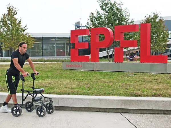 VIDEO: Parapléjicos vuelven a caminar un día después de recibir implante electrónico