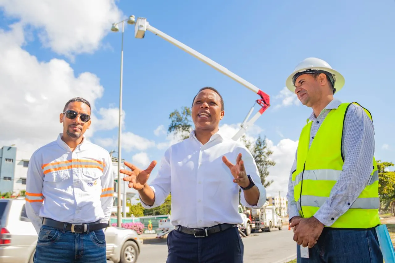 Edesur inicia trabajos de iluminación de la autopista 30 de Mayo