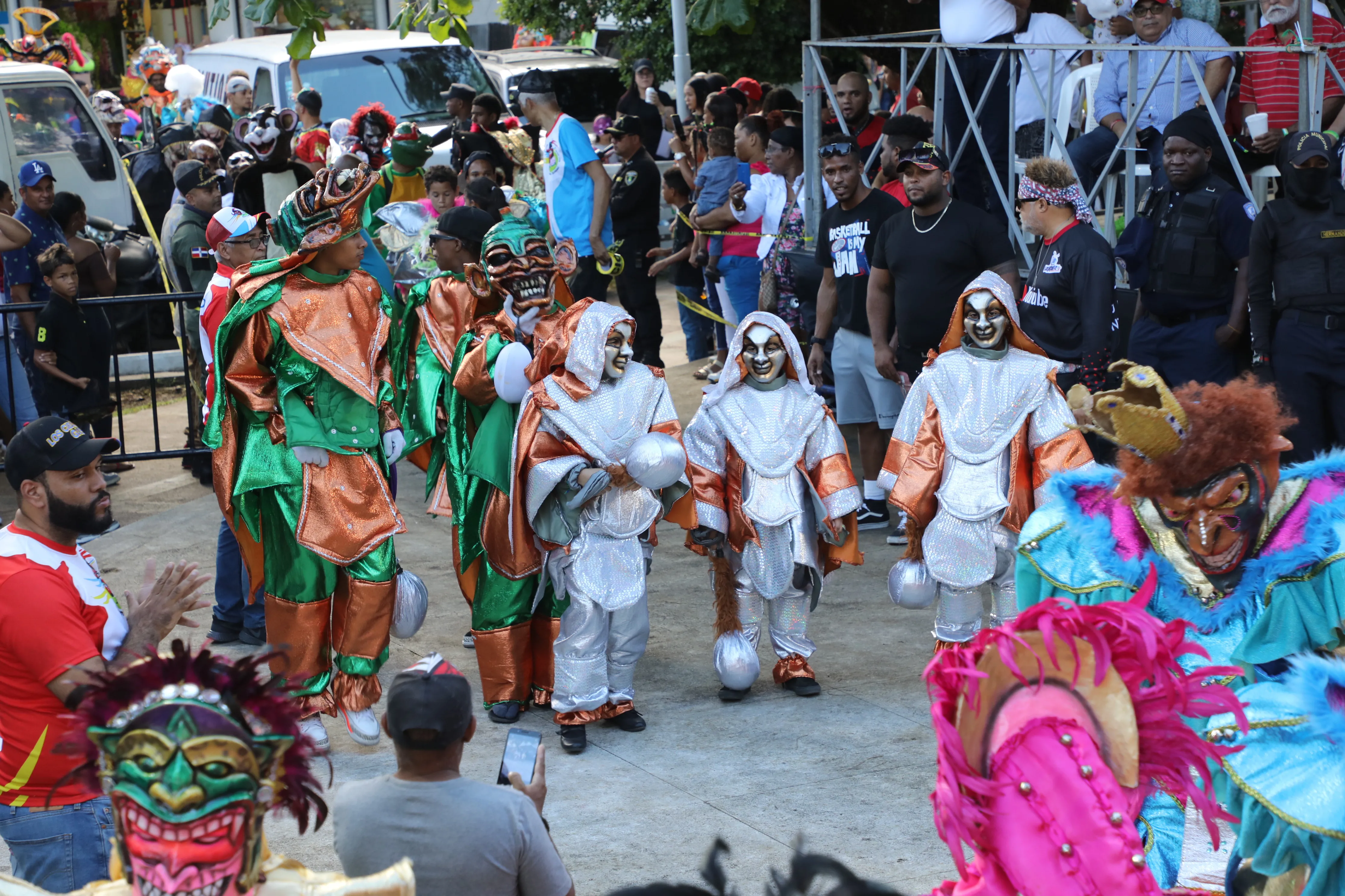 Minera Falcondo apoyó el tradicional Carnaval de Bonao