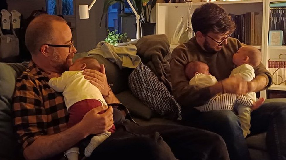 “Nunca imaginamos ser padres de trillizas”: la singular historia de una pareja gay española que adoptó a tres hermanas recién nacidas