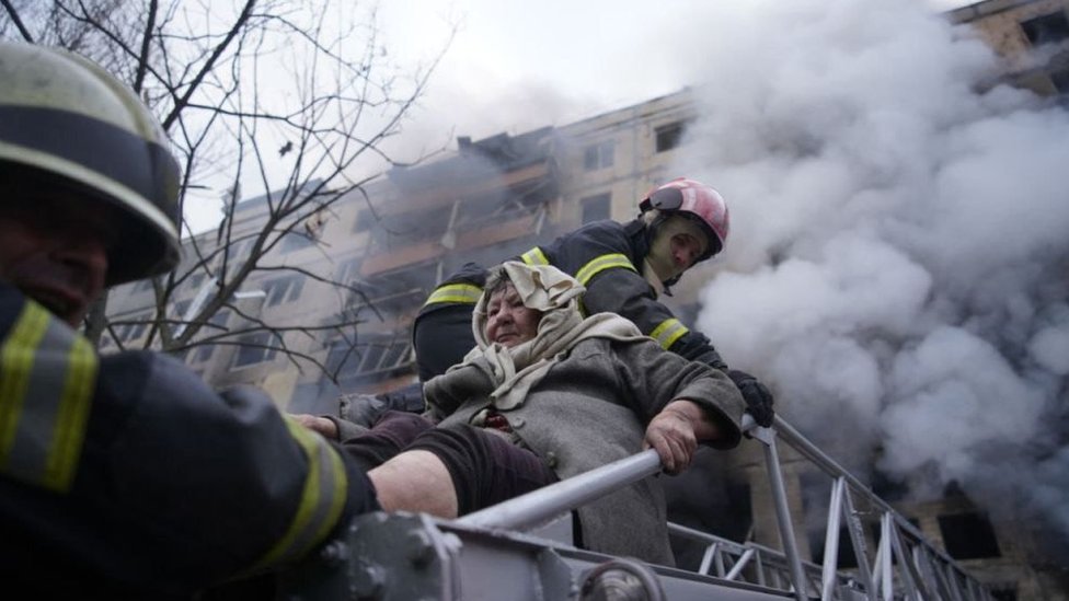 Rusia y Ucrania: las fuerzas rusas bombardea un complejo residencial en Kiev e intensifican su ofensiva en el oeste del país