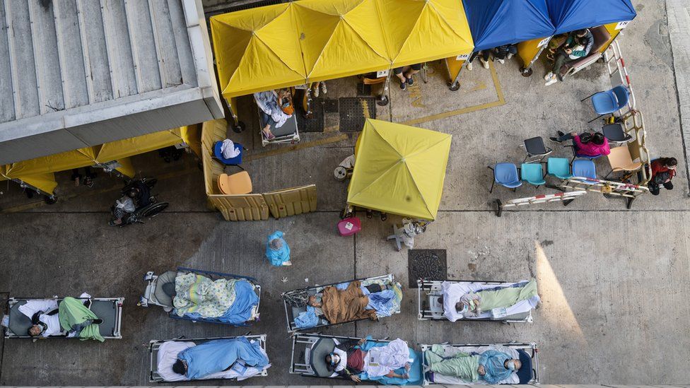 Covid: cómo Hong Kong pasó de ser un modelo en la lucha contra el coronavirus a tener la tasa de mortalidad más alta del mundo desarrollado