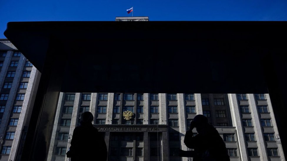 Rusia y Ucrania: una mujer interrumpe un noticiario ruso con un cartel en contra de la guerra