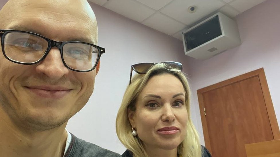 Rusia y Ucrania: quién es Marina Ovsyannikova, la mujer que protestó contra la guerra en uno de los canales más populares de la TV rusa
