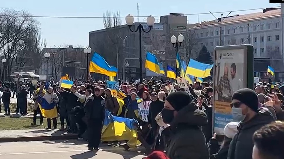 Rusia y Ucrania: los residentes de Jersón desafían con protestas el dominio ruso sobre la ciudad