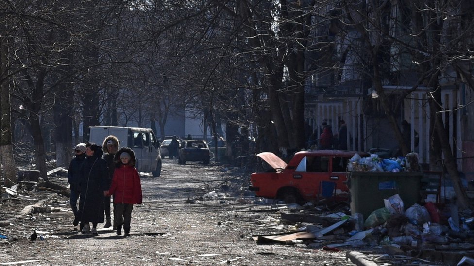 Rusia y Ucrania: escuela en Mariúpol donde se refugiaban 400 personas bombardeada por misil ruso