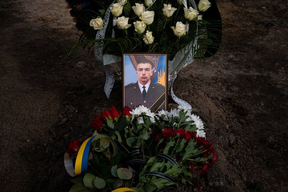 Rusia y Ucrania | “Vi cómo enterraban a mi mejor amigo lejos de su hogar”: el solitario funeral de un joven soldado ucraniano