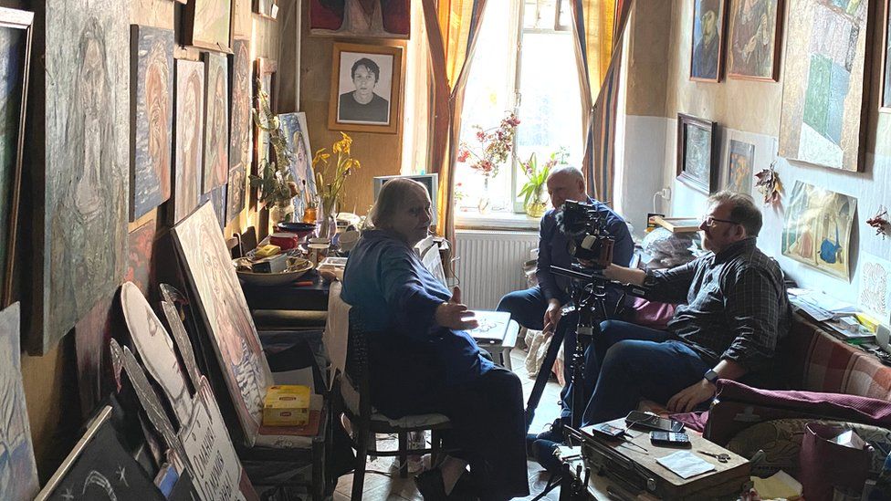 Rusia y Ucrania: la artista rusa de 76 años que desafía a Putin