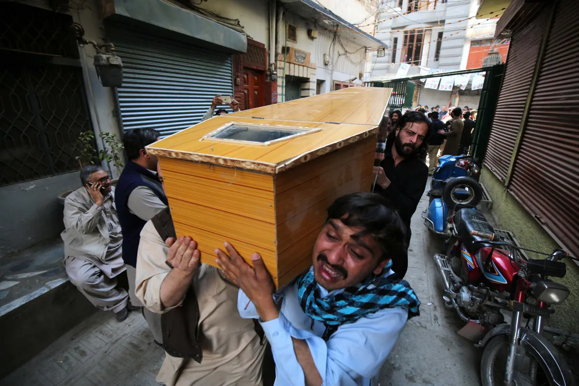 Atentado contra una mezquita chií en Pakistán deja 56 muertos