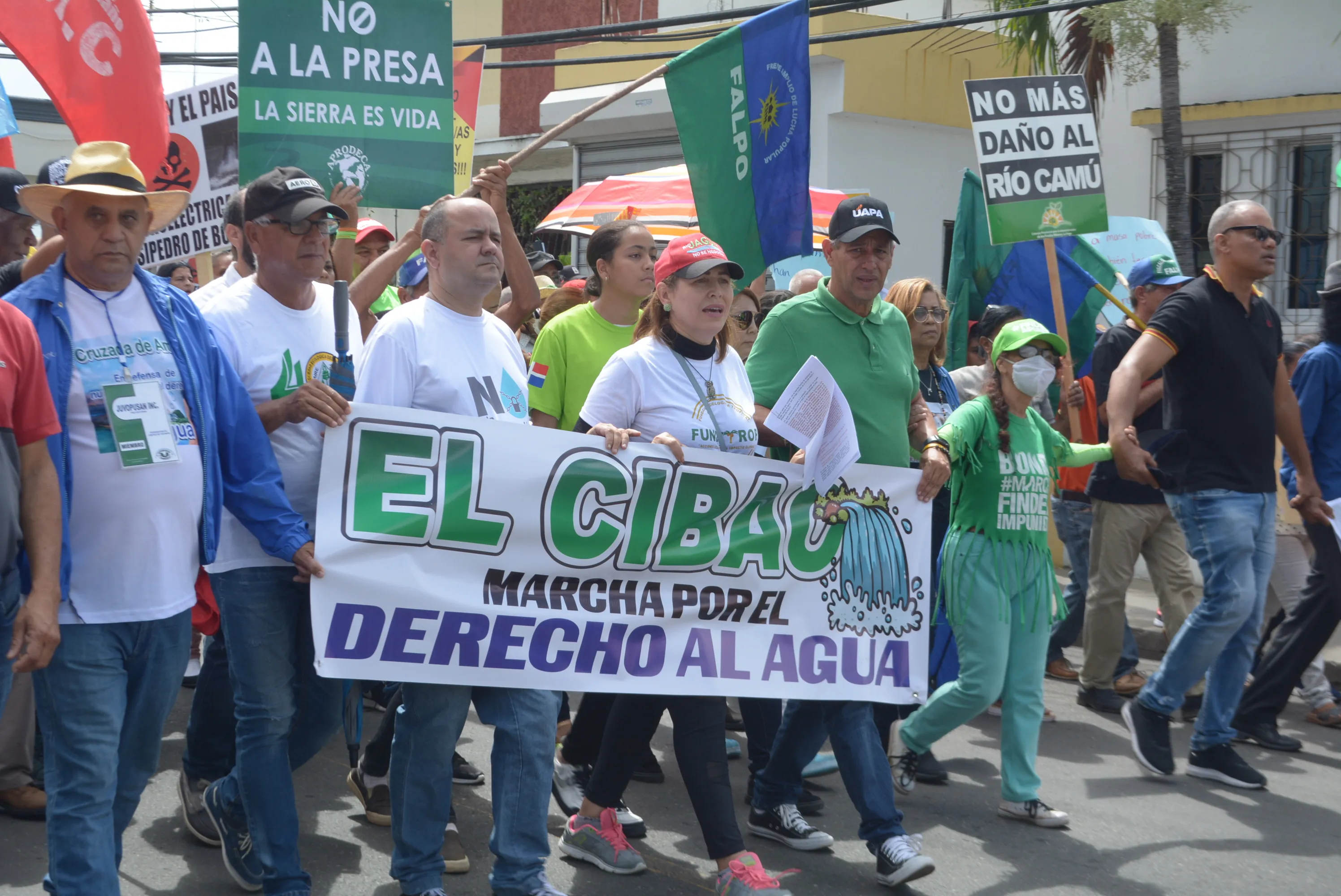 Ambientalistas marchan en rechazo construcción presas y por derecho al agua