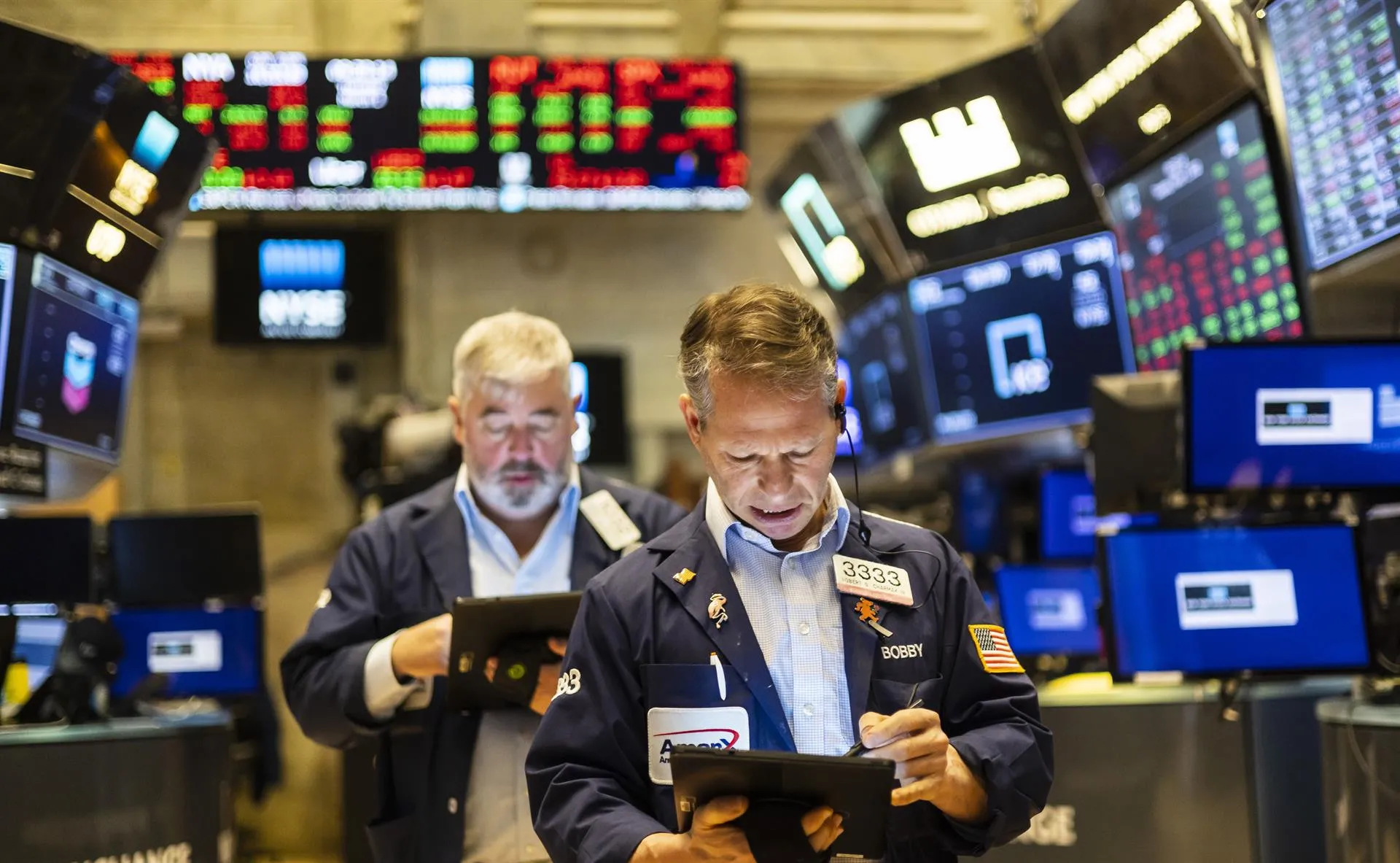 Wall Street abre en verde animado por Amazon, Apple y las petroleras